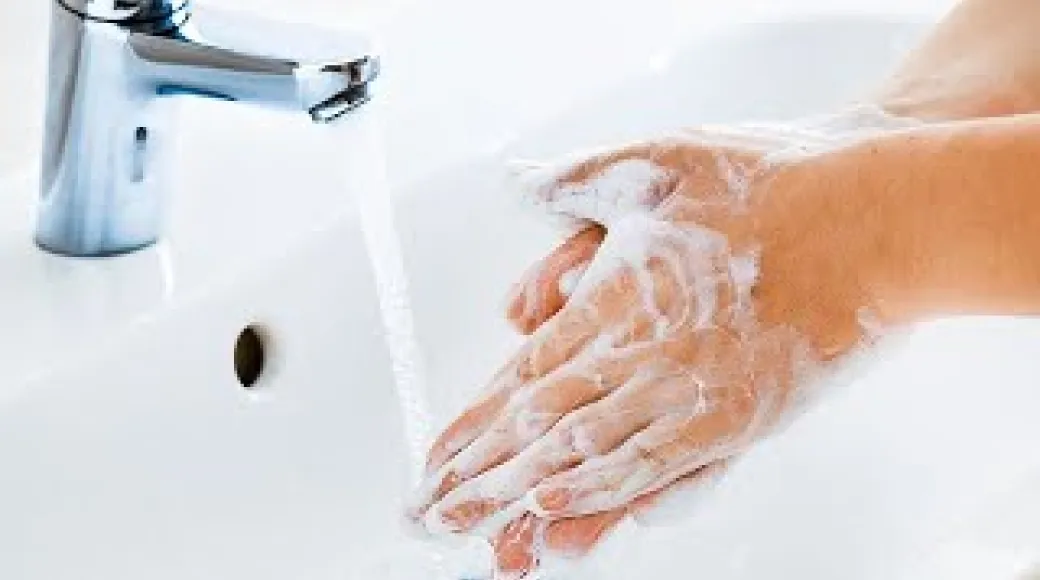 Tıp Fakültesi Göğüs Hastalıkları Anabilim Dalı Öğretim Üyemiz Prof. Dr. Çağlar Çuhadaroğlu anlatıyor “Koronavirüse (Covid-19) karşı el sabunu mu sıvı sabun mu kullanılmalı?”